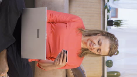 Video-Vertical-De-Una-Mujer-Comprando-Desde-Una-Computadora-Portátil.